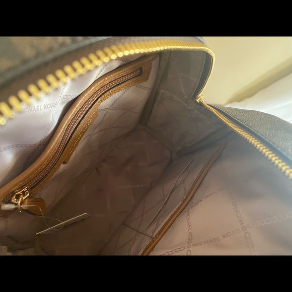 Brand new Micheal kors backpack 🔥👌🏼 - Picture 3 of 7